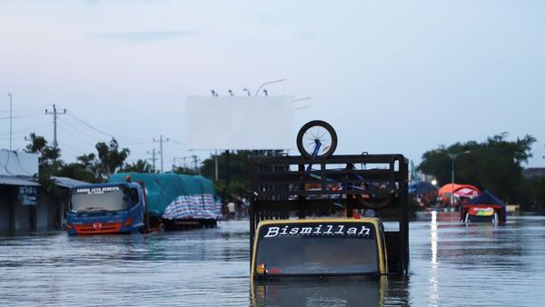 Menteri Basuki Kerahkan 22 Truk Pompa Air untuk Penanganan Banjir di Demak