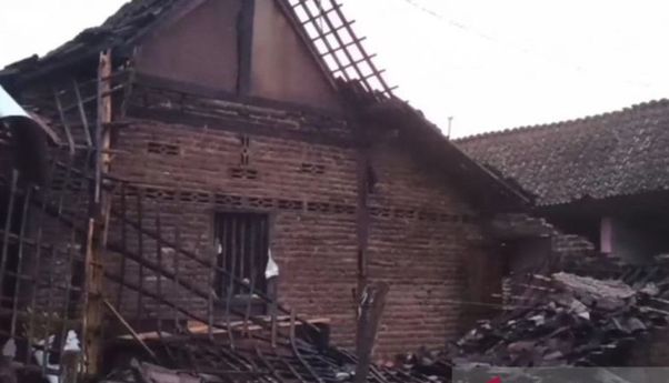 Ratusan Rumah Warga Rusak Akibat Angin Puting Beliung di 3 Desa di Madiun Jatim