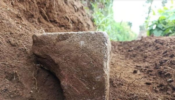 Berita Jateng: Arkeolog Temukan Tangga Batu Peninggalan Mataram Kuno di Dieng