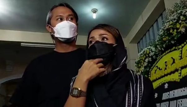 Satu Kompleks, Nirina Zubir Menangis Bicara Soal Vanessa Angel dan Febri Ardiansyah