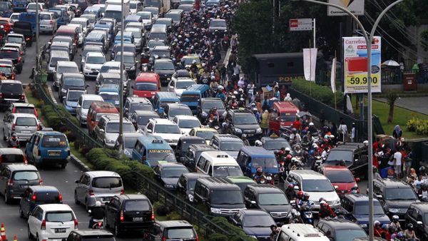 Tips Ampuh Cara Mengemudi Mobil Manual di Jalan Macet