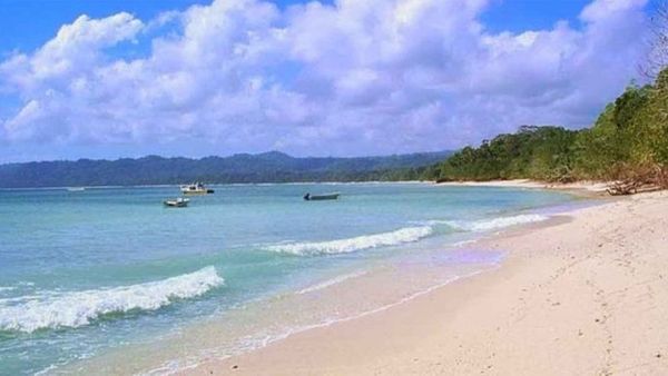 5 Pantai di Banyuwangi Paling Populer