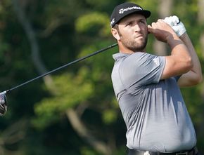 Hebat! Pegolf Ini Bikin Hole In One Paling Spektakuler