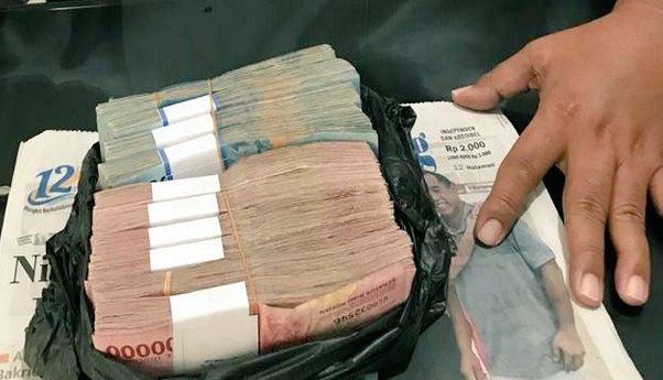 Heboh Driver Ojol Temukan Uang Rp80 Juta di Bagasi dan Mengembalikannya ke Penumpang Tak Kurang Sepeser Pun