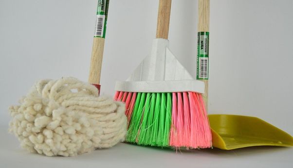 Dari Sapu hingga Sikat Gosok, Ini Deretan Alat Kebersihan yang Wajib Ada di Rumah