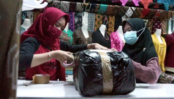 Sepi Pembeli Imbas Larangan Mudik, Pedagang Batik Pasar Setono Berjualan Daring