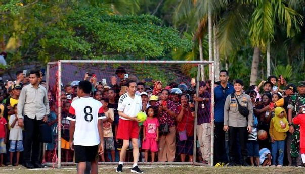 Presiden Jokowi Bermain Bola dengan Anak-anak Papua, Cetak Satu Gol