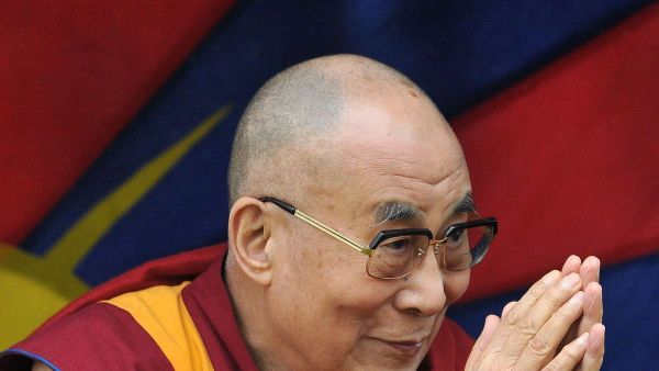 Dihujat Karena Minta Bocah Hisap Lidahnya, Dalai Lama Minta Maaf