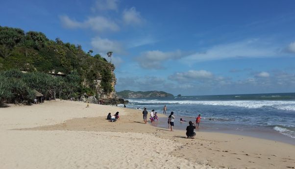 Menikmati Keindahan Pasir Putih di Pantai Sepanjang Gunung Kidul