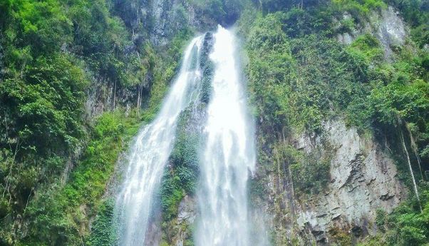 Keindahan Air Terjun Ulu Suliti yang Berkepang Dua di Pakan Rabaa Utara, Solok Selatan