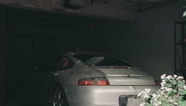 Rumah Ini Ditinggal Pemiliknya secara Misterius, Dua Mobil Mewah Masih Terparkir di Garasinya