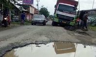 Lalu Lalang Truk Proyek Jalingkut Bikin Sejumlah Ruas Jalan di Brebes Rusak Parah