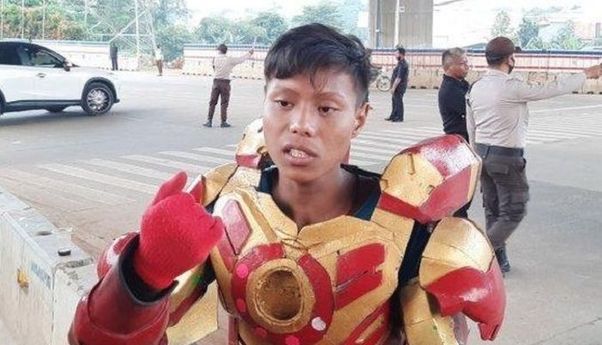 Saat Yang Lain Sibuk Merekam, Iron Man Selamatkan Korban Kecelakaan Maut Cibubur