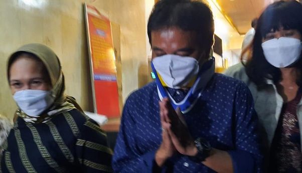 Meski Jadi Tersangka Roy Suryo Tak Ditahan Kepolisian, Keluar Pakai Penyangga Leher