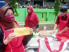 Kunjungi Pasar Sederhana di Kota Bandung, Jokowi Beri Bantuan Uang Tunai Rp1,2 Juta pada Pedagang