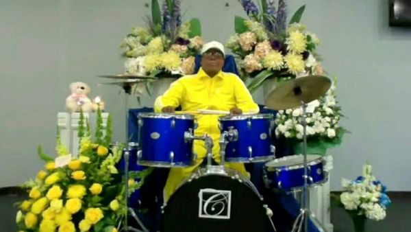 Waduh, Drummer Ini Hadiri Pemakaman Sendiri dengan Duduk di Drum Set-nya!
