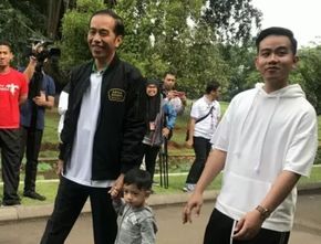 Momen Kocak Jokowi “Cuekin” Gibran Saat Blusukan di Pasar Gede