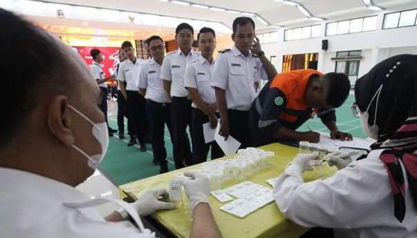 Pastikan Mudik Lebaran Aman, Masinis dan Kru KA di Daop 8 Surabaya Jalani Tes Narkoba