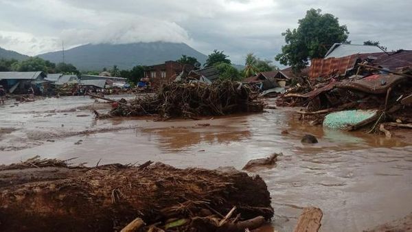 BMKG: Intensitas Siklon Tropis Seroja di NTT Meningkat dalam 24 jam ke Depan