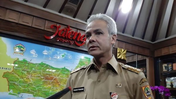 Berita Jateng: Ganjar Pranowo Sayangkan Pemkab Rembang  Abai Soal Bendera Merah Putih di Alun-alun