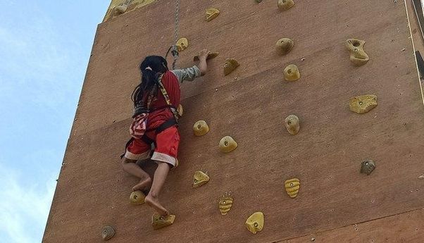 Berita Jateng: Luar Biasa! Spiderman Cilik dari Pekalongan Sukses Tundukkan Wall Climbing 12 Meter