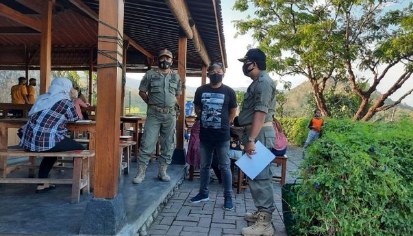 Satpol PP Tegur Keras dan Pasang Banner di Kedai Kopi Ampirono Kulonprogo