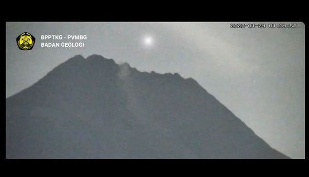 Viral Cahaya Misterius Lintasi Gunung Merapi, Ini Kata BPPTKG