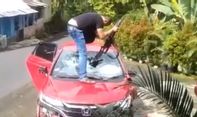 Oknum Polisi Ugal-ugalan Hancurkan Honda Jazz Merah di Kendal