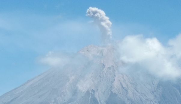 Gunung Semeru Erupsi Lagi, Semburkan Abu Setinggi 700 meter