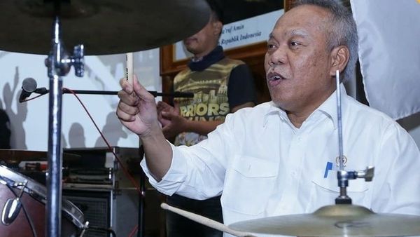 Viral! Band Kotak Gandeng Menteri Basuki Hadimuljono Jadi Drummer, Netizen: Gokil