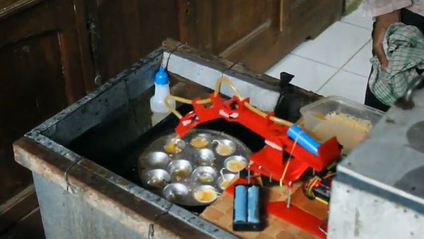 Pemuda Purworejo Hadiahkan Robot Pembuat Telur Dadar untuk Ibunya