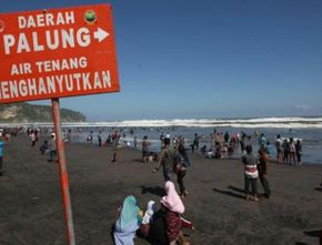Berita Jogja: Wisatawan Terseret Ombak di Pantai Parangtritis, 4 Selamat, 1 Hilang