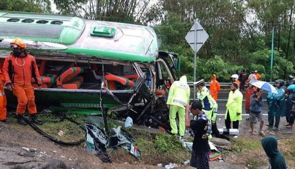 Seorang Pria Kehilangan 7 Keluarganya yang Tewas dalam Kecelakaan Maut Bus Tabrak Tebing di Bantul