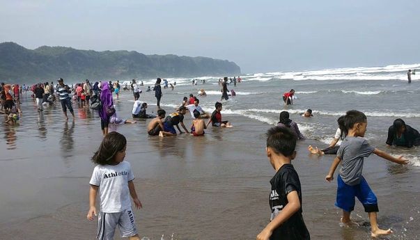 Berita Jogja: New Normal, Lebih 15.000 Wisatawan Padati Pantai Parangtritis