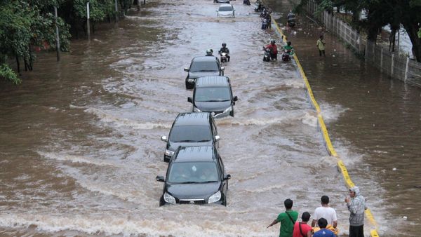 Jakarta Tergenang Lagi, Berikut Tips Menerjang Banjir dengan Mobil