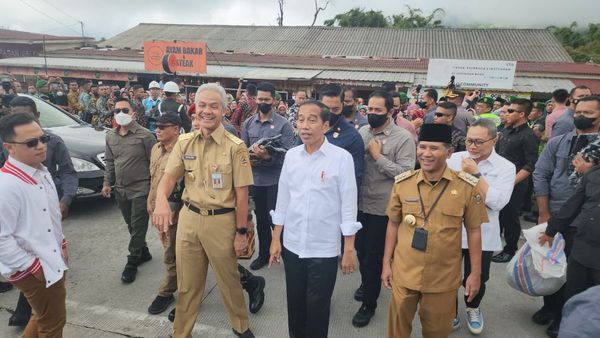 Momen Jokowi Semobil dengan Ganjar Kunjungi Pasar di Boyolali, Disambut Antusias Warga