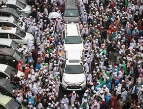 Inilah Deretan Mobil Mewah yang Dipakai Habib Rizieq Pawai