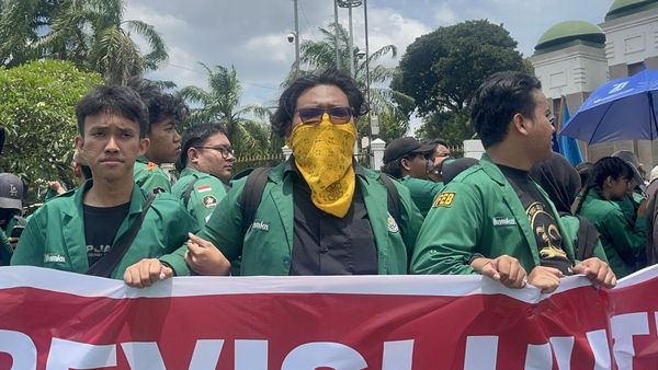 Mahasiswa Gelar Aksi Tolak Revisi UU TNI di Depan Gedung DPR