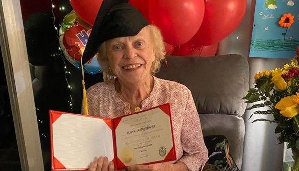 Kisah Eileen Delaney, Nenek yang Akhirnya Lulus SMA di Usia 93 Tahun
