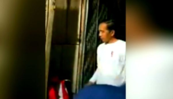 Viral! Pakai Kaos Lengan Panjang Jokowi Jalan Malam Hari, Datangi Rumah Warga dan Memberi Bantuan