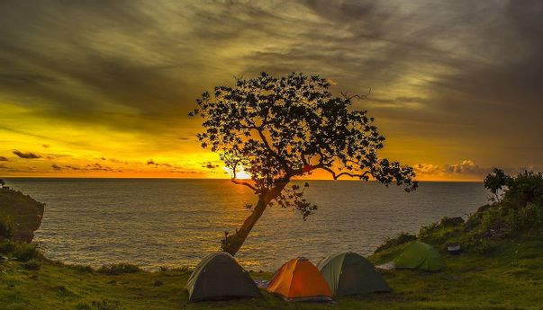 Cara Terbaik Menikmati Sunset Pantai Kesirat yang Luar Biasa