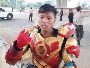 Saat Yang Lain Sibuk Merekam, Iron Man Selamatkan Korban Kecelakaan Maut Cibubur