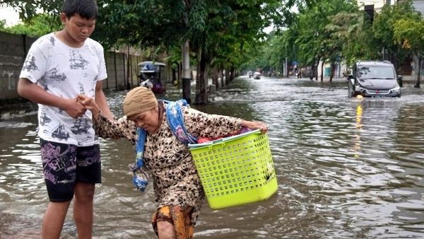 Hujan Tiada Henti, Banjir Semarang Bikin Warga Sulit Bekerja