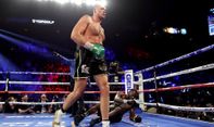 Tampil Beringas, Tyson Fury Menang TKO Atas Deontay Wilder