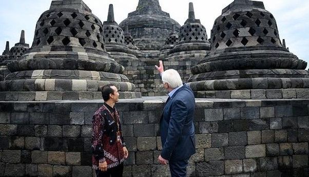 Sudah Dicoba Presiden Federal Jerman! Semua yang Naik Borobudur Sekarang Wajib Pakai Sandal Bernama Upanat