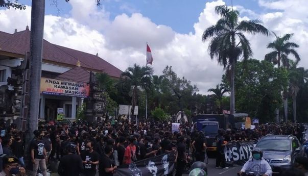 Panas! Demo Bebaskan Jerinx SID di Bali Dibubarkan Polisi