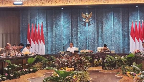 Presiden Jokowi Pimpin Sidang Kabinet Paripurna Pertama di Istana Garuda IKN