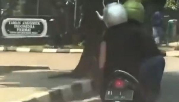 Pengendara Ini Nekat Kenakan Pelat “RI 1” dan Keliaran Pakai Helm Teko dan Tabung Gas