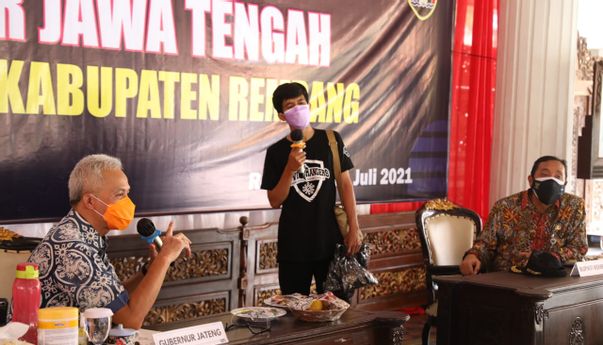 Pria Berkaos Hitam Bertulis 'Covid Rangers' Mengalihkan Perhatian Ganjar Pranowo
