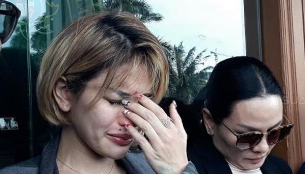 Nikita Mirzani Nangis Histeris di Persidangan: “Untuk Anak Saya, Kalian Percayalah, Ibu Bukan Pelaku”
